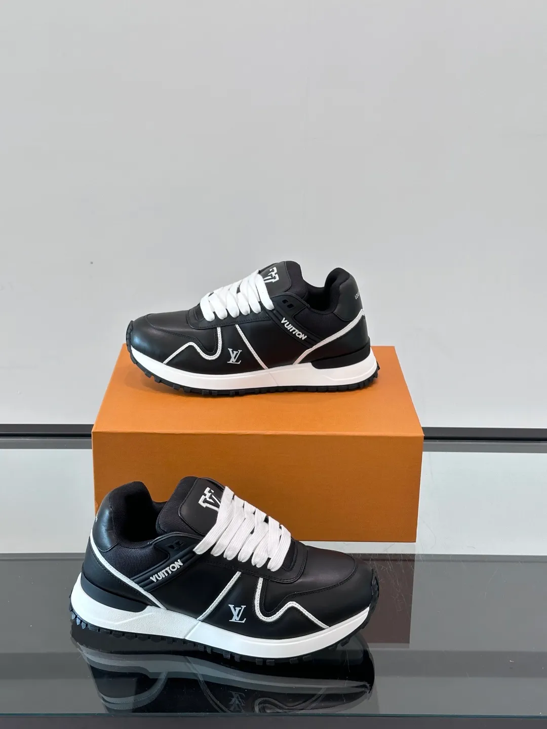 Men's Men's Shoes 💰p480 "＊OUIS ＊UITTO＊" sneakers debuted in the 2025 early autumn series, continuing the iconic design of Run Away sneakers in a large version. The smooth calfskin upper features contrasting LV lettering and Vuitton logos, while a lightweight rubber wedge outsole evokes running shoe construction. High level of comfort. Looks good, wears well and matches well. Worth buying🎶🎶🎶 size: 38-44 (45 customized)